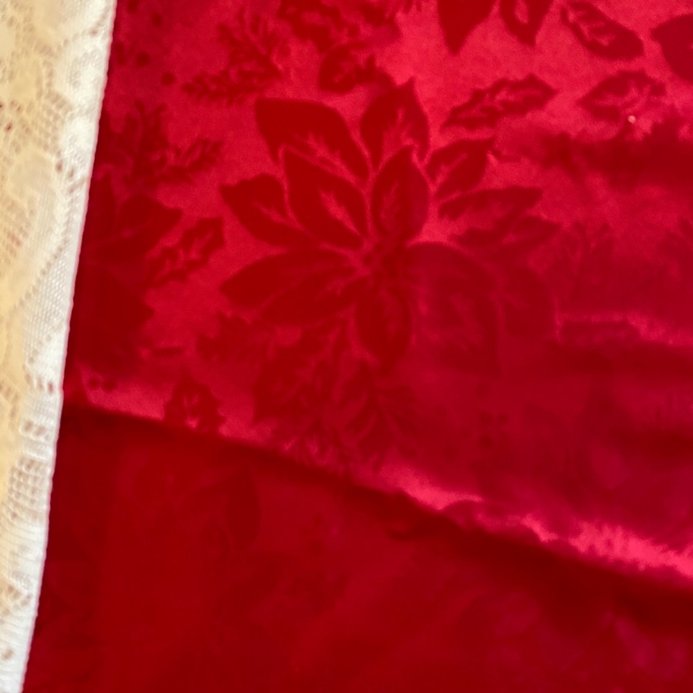 🎅 Holiday 🎄 red 70” round tablecloth - Picture 3 of 3